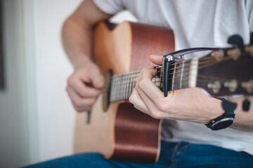 Casual day of a young singer who trains various guitar holdings and chords to improve his skills....