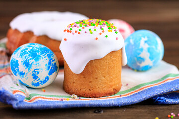 Easter cake and Easter eggs festive celebration table setting traditional decoration and treats. Happy easter holiday on the table meal snack outdoor top view copy space  food background rustic