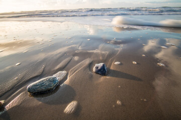 Meer Sand Steine Spuren K&uuml;ste Wellen