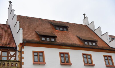 Rathausdach mit roten Schindeln und kleinen Gauben

