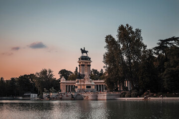 Fototapeta na wymiar Sunset in Retiro Park in Madrid, Spain