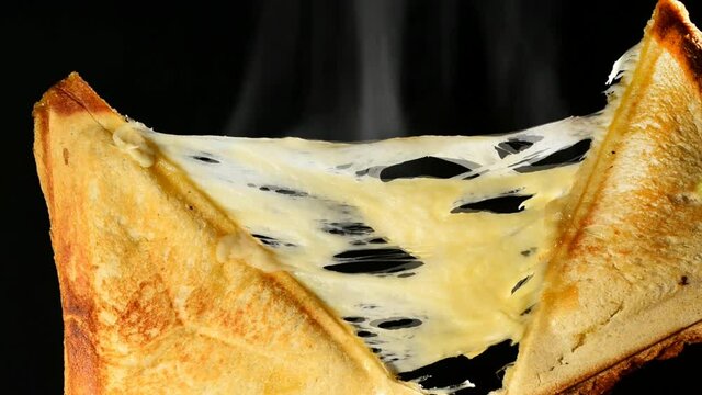 Delicioso sanduche caliente de queso estir&aacute;ndose en video 4k
