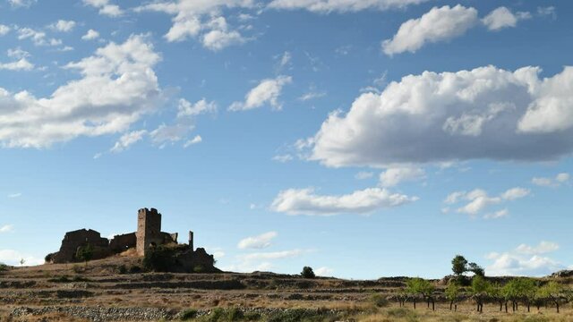 Time lapse de nubes pasando sobre las ruinas del castillo de Pradas, cerca de la poblaci&oacute;n de San Agust&iacute;n, en la provincia de Teruel. Arag&oacute;n. Espa&ntilde;a. Europa