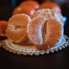 Mandarinas peladas sobre servilleta