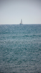 Barco velero en el horizonte marino