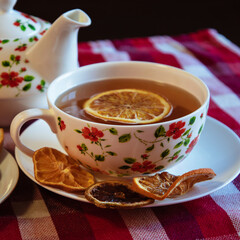 Taza de té con frutas deshidratadas
