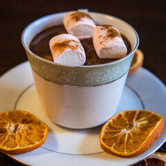 Taza de chocolate con nubes y canela