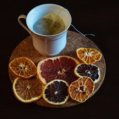 Taza de té con frutas deshidratadas 