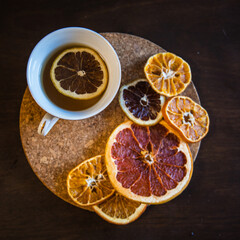 Taza de té con frutas deshidratadas