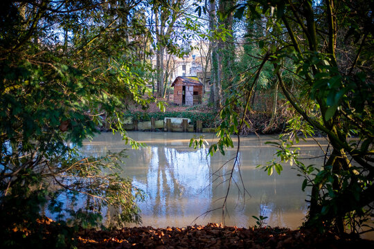 A small shed near a river in Brunoy, France