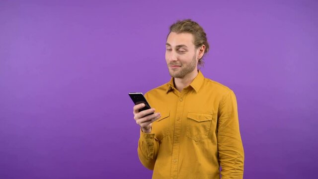 young european man showing finger at smartphone screen 4K