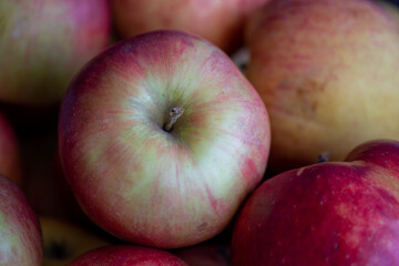 Fototapeta na wymiar red apples in the market