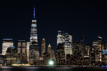 Obraz premium New York City Skyline at Night with reflection of the skyline in the Hudson river
