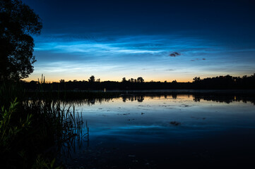 Obraz premium Stunning night sky with silvery clouds