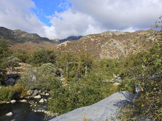 Fototapeta na wymiar Scenic Kaweah River flowing through the foothills of the Sequoia National Park, Tulare County, California.