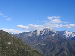Obraz premium Spectacular view of the Sierra Nevada Mountains, Sequoia, and Kings Canyon National Park, California.