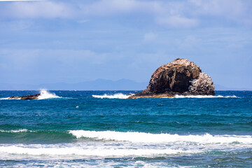 Pigeon Island auf der karibischen Insel St. Lucia. Ein Felsen im Meer mit brütenden Vögeln und...