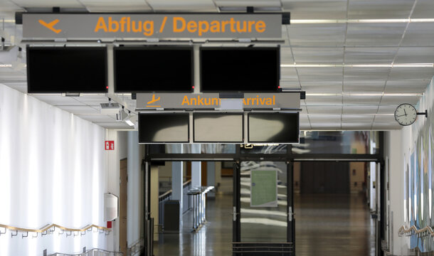 keine flugg&auml;ste auf dem stuttgarter flughafen wegen pandemie leere g&auml;nge zum abflug ankunft