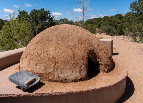 Horno Earthen Oven with Grinding Stone