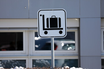 schild für kofferträger am flughafen stuttgart