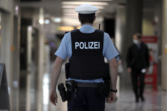 polizist auf patrouille am flughafen stuttgart