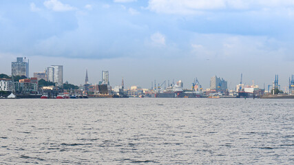 Der Hamburger Hafen mit Elbphilharmonie im Panorama