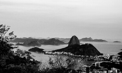 rio em preto e branco