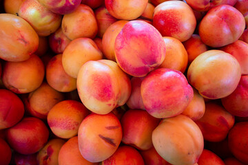 Fototapeta na wymiar Peaches on a table in a market
