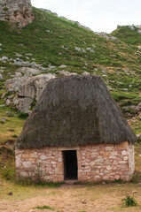 Típica construcción antigua de Somiedo (Asturias, España) que servía de refugio para los pastores.