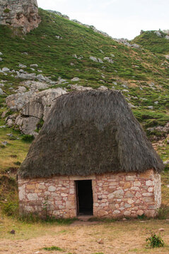 T&iacute;pica construcci&oacute;n antigua de Somiedo (Asturias, Espa&ntilde;a) que serv&iacute;a de refugio para los pastores.