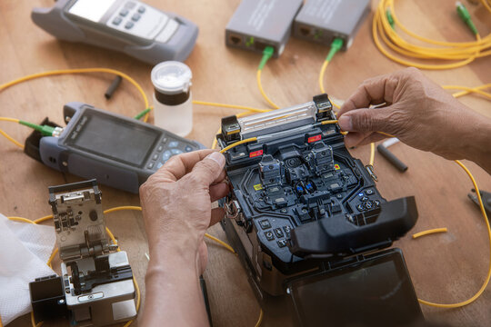 Fiber Optic Cable Connection, Internet Signal and Cable Splicing Machine Fiber Optic Fusion Splicing, Heat Treatment