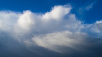 Temps instable, de nombreux nuages défilent à l'horizon, à toute allure, dont parmi eux, des cumulonimbus producteurs d'averses
