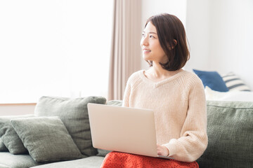 部屋でラップトップコンピューターを見る女性