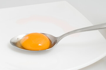 Ingrediente de yema de huevo en cuchara