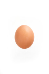 un huevo moreno sobre fondo blanco