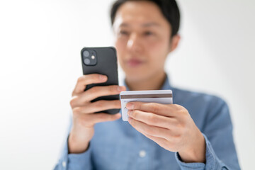 クレジットカード・スマートフォン・男性