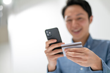 クレジットカード・スマートフォン・男性