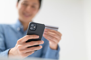 クレジットカード・スマートフォン・男性