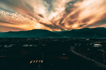 郊外の街並み。日本。山梨県甲斐市。夕景。