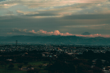 夕暮れの富士山と街並み。日本。山梨県甲斐市。