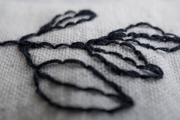 Bordado hilo negro bot&aacute;nico