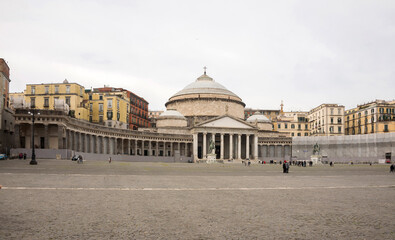 Fototapeta premium Tourists visiting the Basilica of San Francesco di Paolo