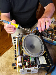 Lötarbeiten an einem Transistorradio