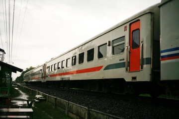 Naklejka premium selective focus of train passing on railway