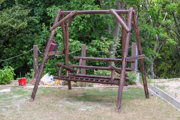 Fototapeta na wymiar 庭に設置された木製のブランコ