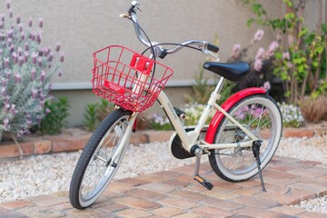 紅白の子ども用自転車
