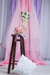 fondo de cortinas con banco, cojin y flores