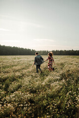 Fototapeta premium lovestory in the field of Daisys