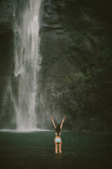 Obraz premium girl on the waterfall, Bali