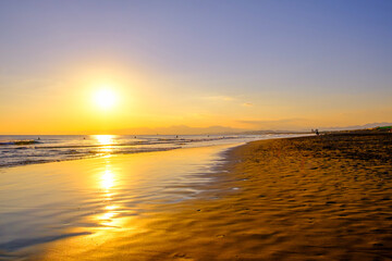 【神奈川県 江ノ島】夕日に照らされた海